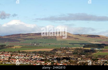 Dundee, Tayside, Écosse, Royaume-Uni.4th févr. 2022.Météo au Royaume-Uni : plein de soleil d'hiver avec quelques nuages inégaux dans le ciel.Les températures dans le nord-est de l'Écosse ont atteint 5°C le matin ensoleillé de février.Vue pittoresque sur Dundee et les banlieues environnantes depuis la « loi », les vestiges d'un seuil volcanique et le point culminant de la ville.Crédit : Dundee Photographics/Alamy Live News Banque D'Images