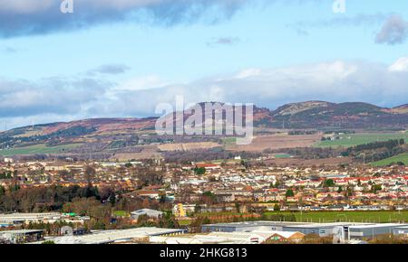 Dundee, Tayside, Écosse, Royaume-Uni.4th févr. 2022.Météo au Royaume-Uni : plein de soleil d'hiver avec quelques nuages inégaux dans le ciel.Les températures dans le nord-est de l'Écosse ont atteint 5°C le matin ensoleillé de février.Vue pittoresque sur Dundee et les banlieues environnantes depuis la « loi », les vestiges d'un seuil volcanique et le point culminant de la ville.Crédit : Dundee Photographics/Alamy Live News Banque D'Images