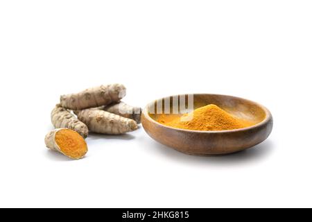 Curcuma, racine entière et poudre, épice saine aux propriétés anti-inflammatoires et antioxydantes, isolé avec de petites ombres sur fond blanc, s Banque D'Images