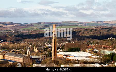 Dundee, Tayside, Écosse, Royaume-Uni.4th févr. 2022.Météo au Royaume-Uni : plein de soleil d'hiver avec quelques nuages inégaux dans le ciel.Les températures dans le nord-est de l'Écosse ont atteint 5°C le matin ensoleillé de février.Vue pittoresque sur Dundee et les banlieues environnantes depuis la « loi », les vestiges d'un seuil volcanique et le point culminant de la ville.Crédit : Dundee Photographics/Alamy Live News Banque D'Images