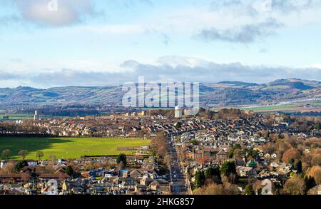 Dundee, Tayside, Écosse, Royaume-Uni.4th févr. 2022.Météo au Royaume-Uni : plein de soleil d'hiver avec quelques nuages inégaux dans le ciel.Les températures dans le nord-est de l'Écosse ont atteint 5°C le matin ensoleillé de février.Vue pittoresque sur Dundee et les banlieues environnantes depuis la « loi », les vestiges d'un seuil volcanique et le point culminant de la ville.Crédit : Dundee Photographics/Alamy Live News Banque D'Images