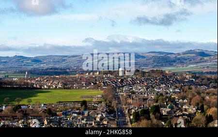 Dundee, Tayside, Écosse, Royaume-Uni.4th févr. 2022.Météo au Royaume-Uni : plein de soleil d'hiver avec quelques nuages inégaux dans le ciel.Les températures dans le nord-est de l'Écosse ont atteint 5°C le matin ensoleillé de février.Vue pittoresque sur Dundee et les banlieues environnantes depuis la « loi », les vestiges d'un seuil volcanique et le point culminant de la ville.Crédit : Dundee Photographics/Alamy Live News Banque D'Images