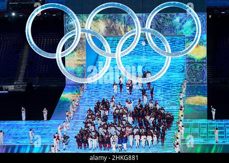 Pékin, Chine.04th févr. 2022.Les athlètes de l'équipe des États-Unis arrivent aux cérémonies d'ouverture des Jeux olympiques dans le stade national aux Jeux olympiques d'hiver de 2022 à Beijing le vendredi 4 février 2022.Photo de Richard Ellis/UPI crédit: UPI/Alay Live News Banque D'Images