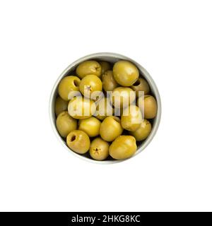 Olives vertes dénoyautées dans un bol isolé sur blanc.Vue de dessus Banque D'Images