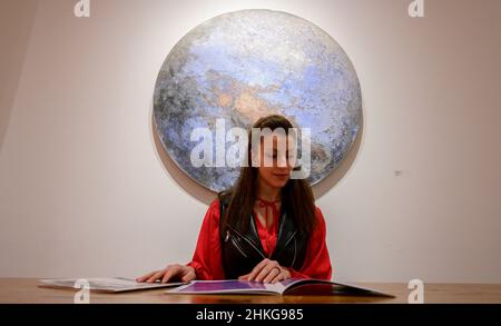 Galerie d'octobre, Londres, Royaume-Uni.4th févr. 2022.Élargir Horizons (du 3 février au 12 mars) rend hommage à l'écrivain, conservatrice et historienne d'art Pamela Kember, une administratrice de la Galerie d'octobre, qui a ardemment défendu l'art asiatique au Royaume-Uni et plus loin.Des œuvres de Govinda Sah Azad, Tian Wei, Jukhee Kwon et Kenji Yoshida sont représentées dans l'exposition.Image: Moon Land, 2021 par Govinda Sah 'Azad'.Crédit : Malcolm Park/Alay Live News Banque D'Images