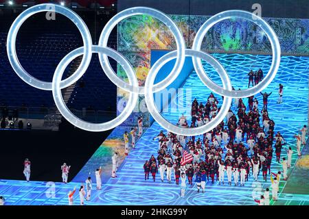 Pékin, Chine.04th févr. 2022.BEIJING, CHINE - FÉVRIER 4 : les porteurs de drapeaux Brittany Bowe et John Shuster de Team USA participent à la Parade des Nations lors de la cérémonie d'ouverture des Jeux Olympiques de Beijing 2022 au Stade National le 4 février 2022 à Beijing, Chine (photo de Douwe Bijlsma/Orange Pictures) crédit :Orange pics BV/Alay Live News Banque D'Images