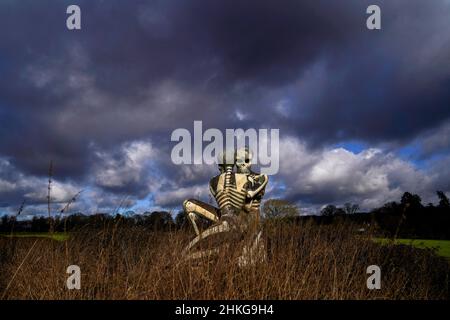 « The Nuba Survival » est une statue de cinq mètres de haut composée de deux squelettes enfermés dans une étreinte à Checkendon, dans l'Oxfordshire.La statue a été créée par l'artiste local John Buckley - plus connu pour sa sculpture d'un requin sortant d'un toit à Headington - en 2001 après avoir visité les peuples Nuba au Soudan.Date de la photo : vendredi 4 février 2022.Le crédit photo devrait se lire: Steve Parsons/PA Wire Banque D'Images