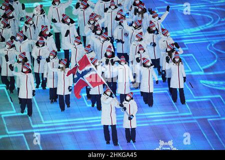 Pékin, Chine.04th févr. 2022.Jeux Olympiques : cérémonie d'ouverture au stade olympique 'Bird's Nest'.L'équipe de Norvège avec les porteurs de drapeau Maiken Caspersen Falla et Kjetil Jansrud entre dans le stade.Credit: Michael Kappeller/dpa/Alay Live News Banque D'Images