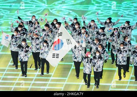 Pékin, Chine.04th févr. 2022.Les athlètes de la Corée du Sud arrivent aux cérémonies d'ouverture des Jeux Olympiques au stade national aux Jeux Olympiques d'hiver de Beijing 2022 le vendredi 4 février 2022.Photo de Richard Ellis/UPI crédit: UPI/Alay Live News Banque D'Images
