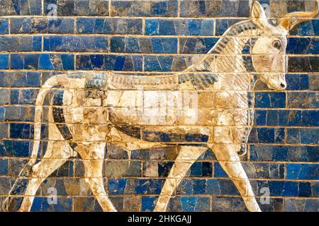 Relief de taureau sur la porte d'Ishtar, détails de la porte d'Ischtar Babylonienne. Banque D'Images