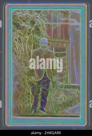 Inspiré par Portrait d'un homme inconnu, debout devant une clôture, 1900 - 1930, imprimé en gélatine argentée, hauteur 90 mm × largeur 60 mm, réimaginé par Artotop. L'art classique réinventé avec une touche moderne. Conception de lumière chaleureuse et gaie, de luminosité et de rayonnement de lumière. La photographie s'inspire du surréalisme et du futurisme, embrassant l'énergie dynamique de la technologie moderne, du mouvement, de la vitesse et révolutionne la culture Banque D'Images