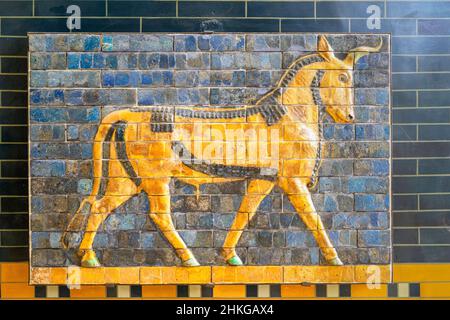 Relief de taureau sur la porte d'Ishtar, détails de la Babylone Ischtar Tor. Banque D'Images
