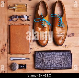 Les incontournables de cette saison.Photo d'un groupe d'accessoires pour hommes. Banque D'Images