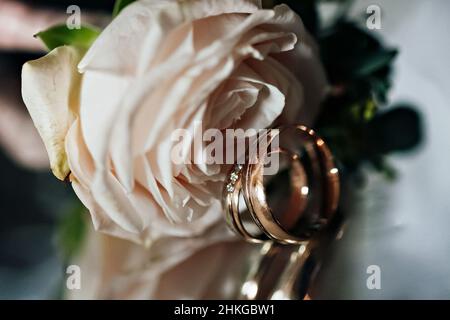 Bouquet de mariée de pivoines roses avec anneaux de mariage. Banque D'Images