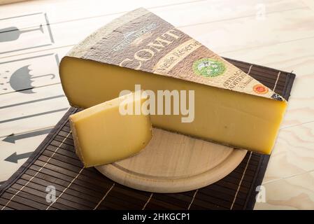 Olomouc Czech Rep Jan 21st 2015 disque de fromage Comte AOP Reserve sur une assiette en bois Banque D'Images