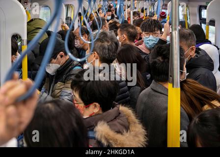 Hong Kong, Chine.03rd févr. 2022.Les navetteurs parcourent la ligne de métro MTR qui les emmène au temple Sha Tin Che Kung le troisième jour du nouvel an lunaire pour éclairer l'encens et prier aux divinités pour des bénédictions et de la chance dans l'année à venir à Hong Kong.Crédit : SOPA Images Limited/Alamy Live News Banque D'Images