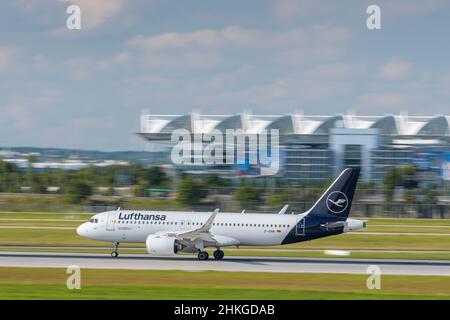 Munich, Allemagne - septembre 12.2021: Lufthansa Airbus A320-271N avec l'immatriculation de l'avion D-AINN commence sur la piste sud 26L du M Banque D'Images