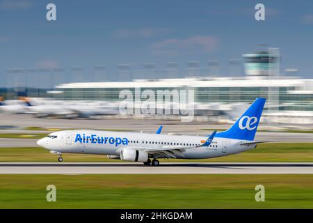 Air Europa Boeing 737-85P avec l'immatriculation de l'avion EC-MXM débarque sur la piste sud 26L de l'aéroport de Munich MUC EDDM Banque D'Images