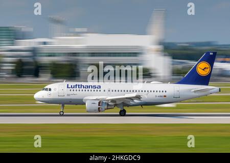 Munich, Allemagne - septembre 12.2021 : Lufthansa Airbus A319-112 avec l'immatriculation de l'avion D-AIBB débarque sur la piste sud 26L du Mu Banque D'Images