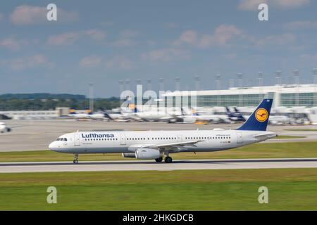 Munich, Allemagne - septembre 12.2021: Lufthansa Airbus A321-231 avec l'immatriculation de l'avion D-AIDO commence sur la piste sud 26L du Mu Banque D'Images