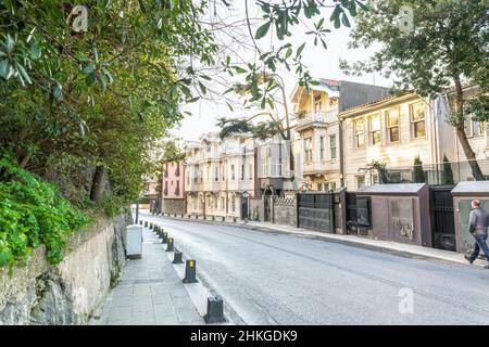 Vue sur les bâtiments colorés de Kuzguncuk.Kuzguncuk est un quartier du district d'Uskudar à Istanbul, en Turquie. Banque D'Images