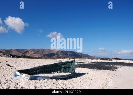 Bateau de pêche toronné sur la plage Caleta del Mojon Blanco, au nord de l'île de Lanzarote Banque D'Images