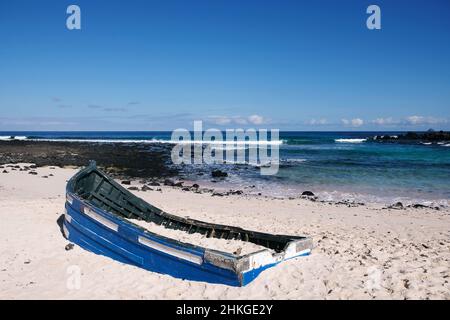 Bateau de pêche toronné sur la plage Caleta del Mojon Blanco, au nord de l'île de Lanzarote Banque D'Images