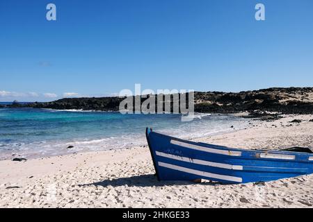 Bateau de pêche toronné sur la plage Caleta del Mojon Blanco, au nord de l'île de Lanzarote Banque D'Images