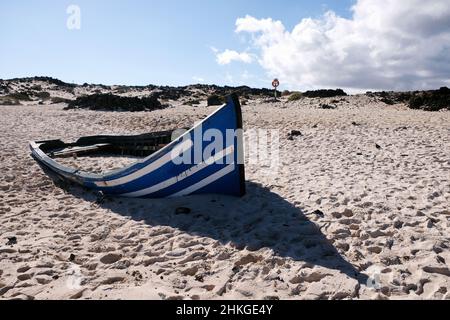 Bateau de pêche toronné sur la plage Caleta del Mojon Blanco, au nord de l'île de Lanzarote Banque D'Images