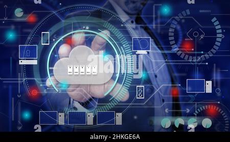 Cloud computing.Homme d'affaires touchant le cloud avec des serveurs. Banque D'Images