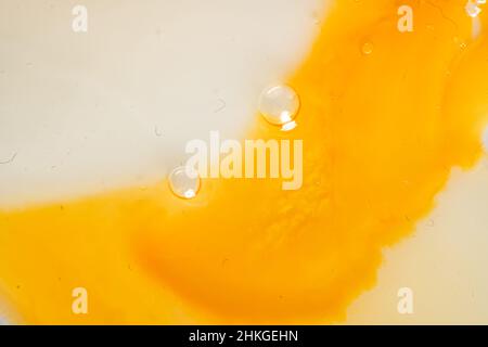 Photo macro du jaune d'œuf de l'œuf fissuré.Recette de cuisine à base d'œufs. Banque D'Images