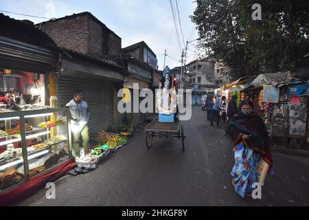 Howrah, Inde.04th févr. 2022.L'idole d'argile de la déesse Saraswati est transportée dans la dernière soirée avant le Puja de Saraswati qui sera observé le 5th février 2022.(Photo de Biswarup Ganguly/Pacific Press) crédit: Pacific Press Media production Corp./Alay Live News Banque D'Images