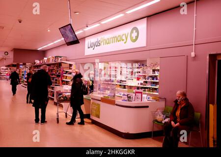 lloyds pharmacy inside sainsbury supermarket, northgate branch in canterbury city, kent, uk février 2022 Banque D'Images