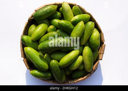 Gourdes d'Ivy ou de scarlet connu sous le nom de Tindora ou Ghola, légumes verts du climat tropical légumes asiatiques indiens vue de dessus.Légumes dans le panier Banque D'Images