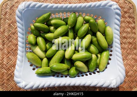 Gourdes d'Ivy ou de scarlet connu sous le nom de Tindora ou Ghola, légumes verts du climat tropical légumes asiatiques indiens vue de dessus.Légumes dans le panier Banque D'Images