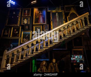 Leavesden, Royaume-Uni - janvier 9th 2022 : l'escalier en marbre exposé lors de la visite Making of Harry Potter aux studios Warner Bros. De Leavesd Banque D'Images