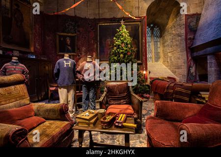 Leavesden, Royaume-Uni - janvier 9th 2022 : le set de la salle commune de Gryffindor et les costumes exposés lors de la tournée Harry Potter à la Warner Bros. Banque D'Images