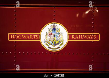 Leavesden, Royaume-Uni - janvier 9th 2022 : le panneau des chemins de fer de Poudlard sur le train de Poudlard Express, à la réalisation de Harry Potter tour à la Warner Bros. Stu Banque D'Images