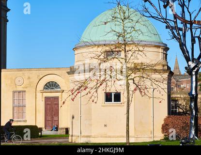 Un étudiant s'assoit et se détend dans l'ancien bâtiment de l'observatoire, Radcliffe Observatory Quarter, à l'université d'Oxford, en Angleterre. Banque D'Images