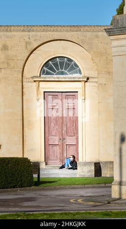 Un étudiant s'assoit et se détend dans l'ancien bâtiment de l'observatoire, Radcliffe Observatory Quarter, à l'université d'Oxford, en Angleterre. Banque D'Images