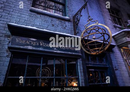 Leavesden, Royaume-Uni - janvier 9th 2022: Magasin d'équipement Wizarding de Wiseacres à Diagon Alley, à la réalisation de Harry Potter tour à la Warner Bros. Studios i Banque D'Images
