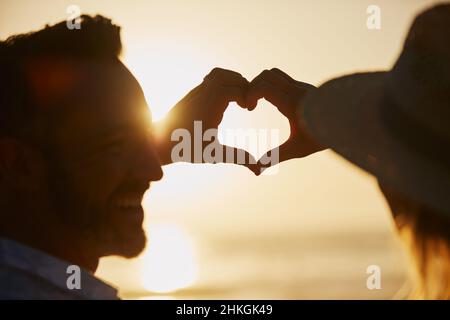 Vous êtes mon autre moitié.Photo d'un couple affectueux et mature qui forme un cœur avec les mains. Banque D'Images