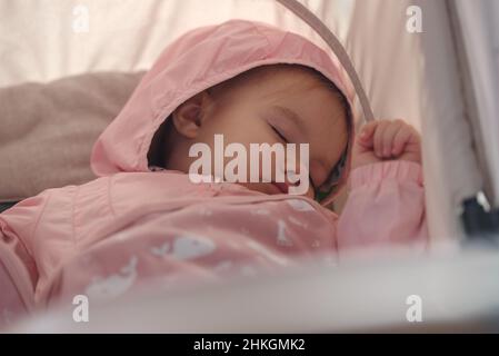 Bébé fille dormant dans poussette de bébé à l'extérieur Banque D'Images