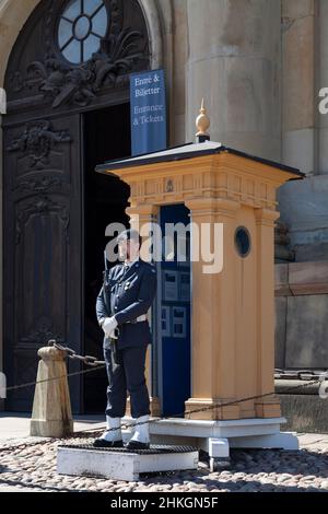 Stockholm, Suède - 22 2019 juin : soldat des troupes du Service de l'armée suédoise dans sa boîte de sentry qui garde l'entrée du palais royal. Banque D'Images