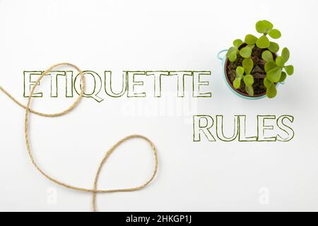 Règles d'étiquette d'affichage conceptuel. Mot pour les douanes qui contrôlent le comportement accepté dans les groupes sociaux plusieurs articles de papeterie de bureau de collection assortis Banque D'Images