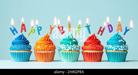 Bleu et orange anniversaire cupcakes orthographe joyeux anniversaire Banque D'Images