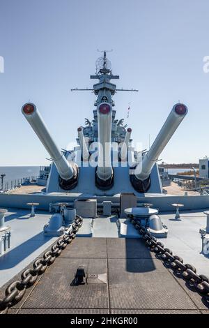 Des canons avant de l'USS Alabama (BB-60), un cuirassé qui a servi pendant la Seconde Guerre mondialeLes concepts pourraient inclure l'histoire, la guerre, la défense, la marine, d'autres. Banque D'Images