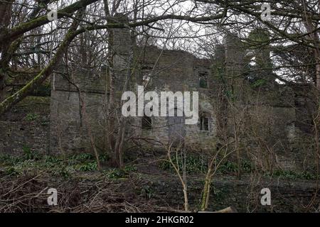 Le faux château abandonné qui faisait autrefois partie du château de Dunraven qui a été construit sur le flanc de la colline à quelques centaines de mètres de là depuis démoli. Banque D'Images