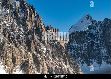Un grand angle de vue de deux immenses montagnes. Banque D'Images