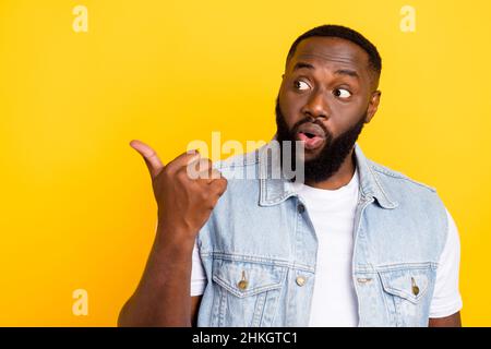 Autoportrait d'un attrayant étonnant s'est demandé gars montrant un nouvel espace de copie de nouveauté isolé sur fond jaune vif de couleur Banque D'Images